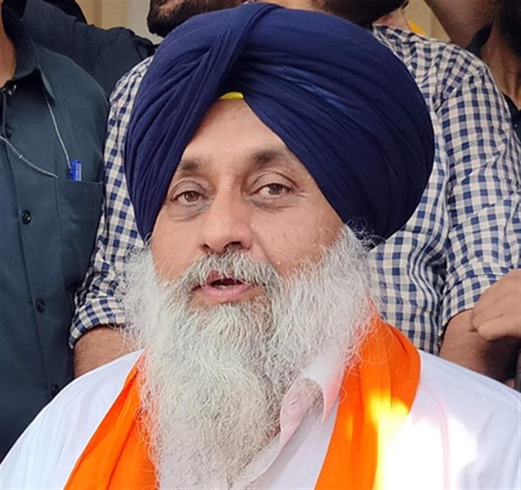 Sukhbir Badal visits Malout Mandi, expresses shock that farmers waiting in Mandis to sell their produce since 10 days.