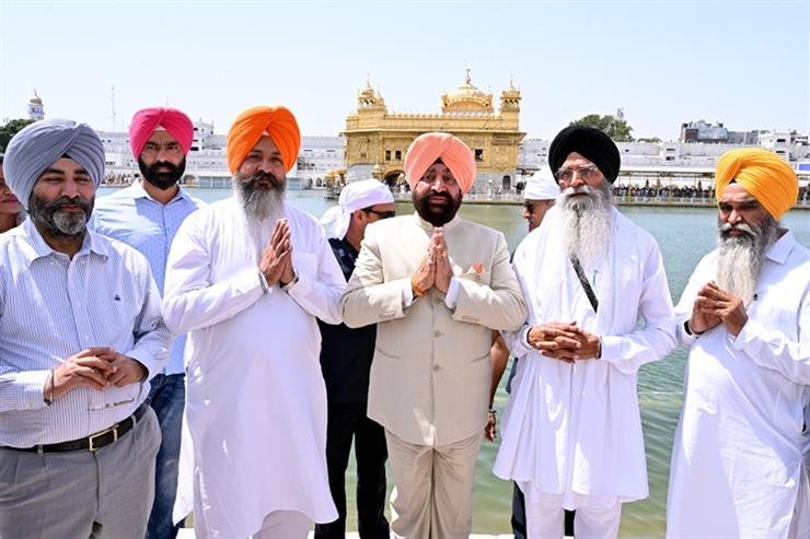 Uttarakhand Governor Gurmeet Singh paid obeisance at Sach Sri Harmandir Sahib