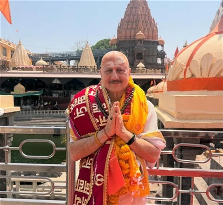 Anupam Kher offers prayers at Mahakaleshwar Temple, attends aarti